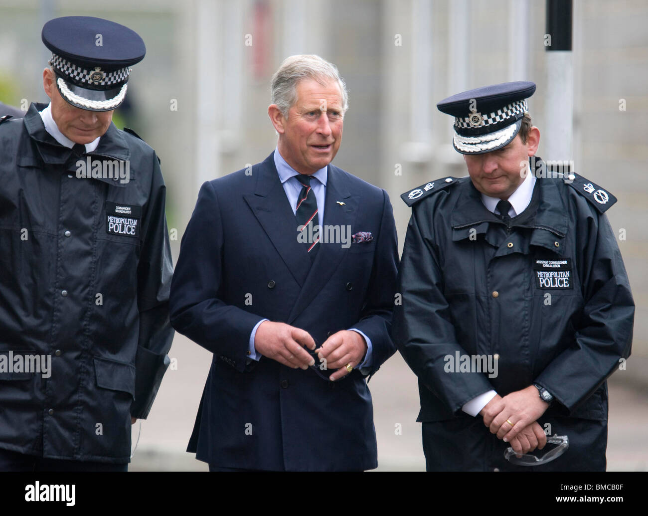 Le Prince Charles, prince de Galles, la marche avec deux hauts fonctionnaires de police métropolitain Banque D'Images