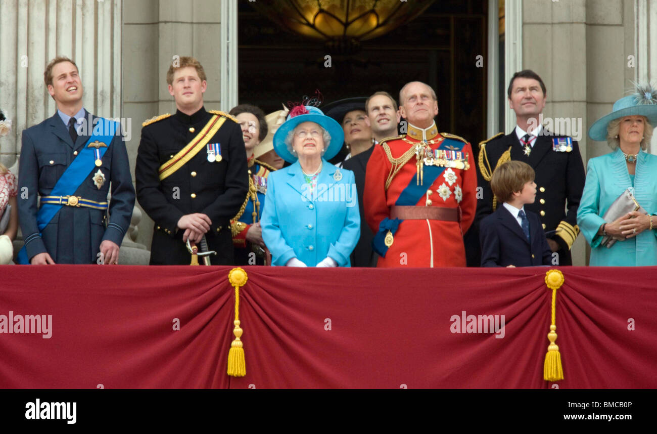 La Reine et les membres de la famille royale sur le balcon du palais de Buckingham pour assister à la Parade des couleurs et la Fly Past Banque D'Images