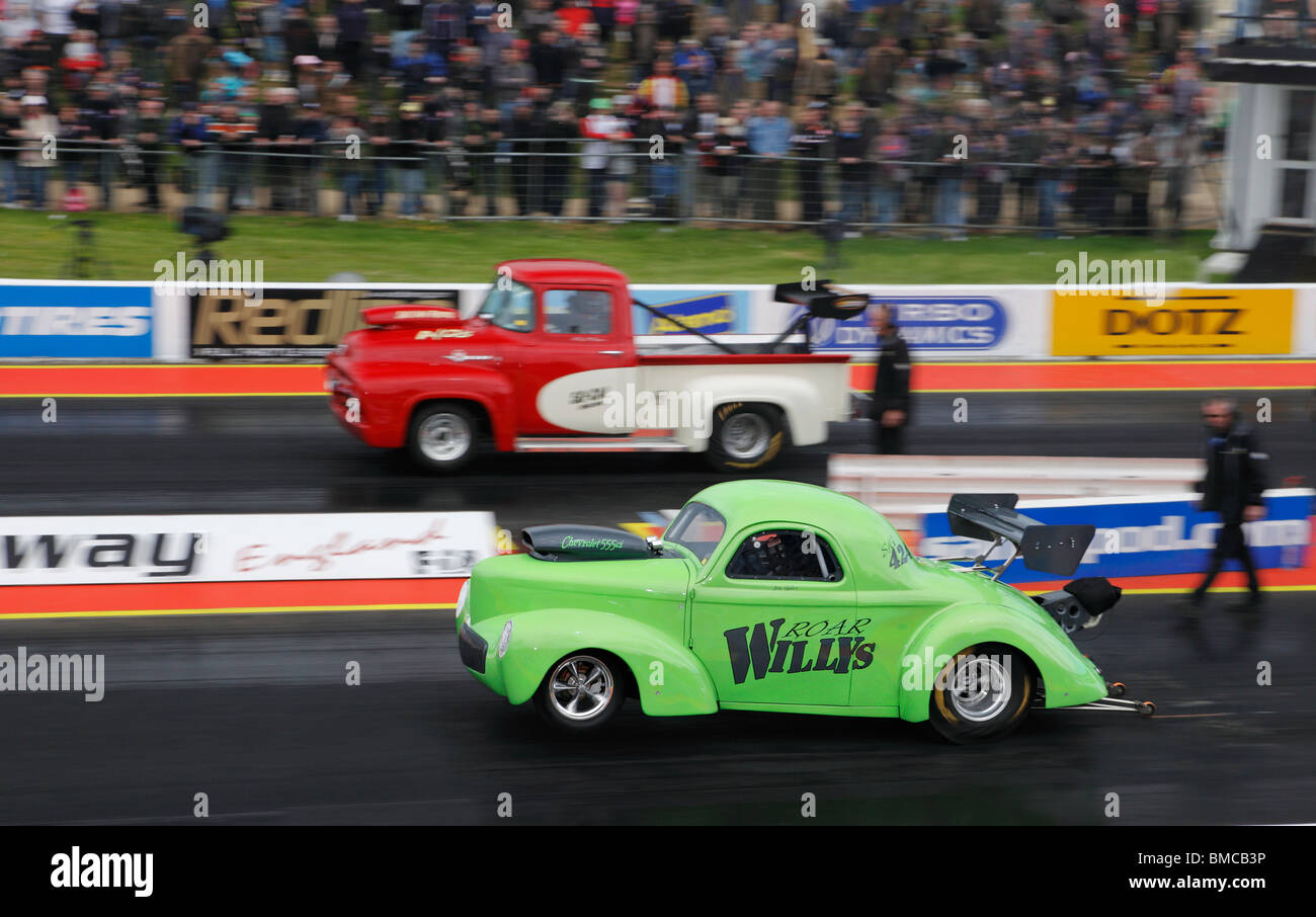 Gaz Super drag racing à Santa Pod, entraîné par Jon Giles (Ford Willys Coupé) côté Paul Foote (Ford F100) côté éloigné. Banque D'Images