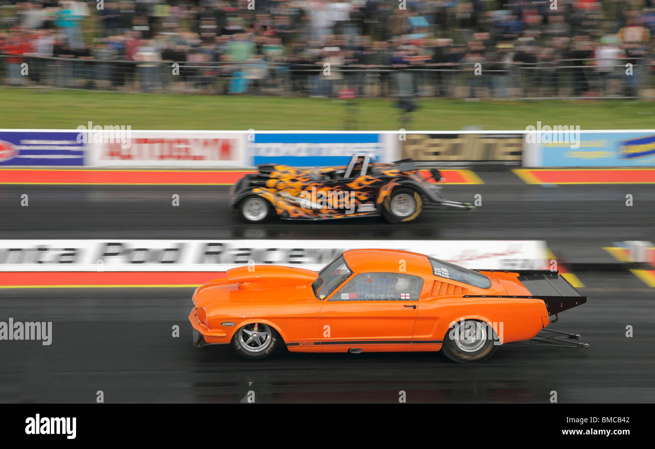 Gaz Super drag racing à Santa Pod, Peter Creswell (Ford Mustang) Dave nommées de la journée (Chevrolet Roadster) côté éloigné. Banque D'Images