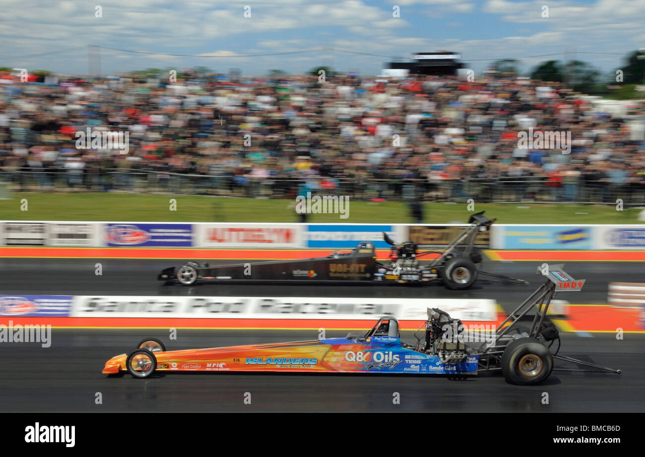 Top Methanol dragsters à Santa Pod. Paul Ingar Udtian face visible, Dennis Habermann loin côté. Banque D'Images