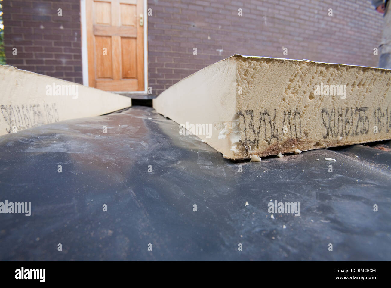 En vertu de l'isolation du plancher dans une maison extension à Ambleside, Royaume-Uni. Banque D'Images