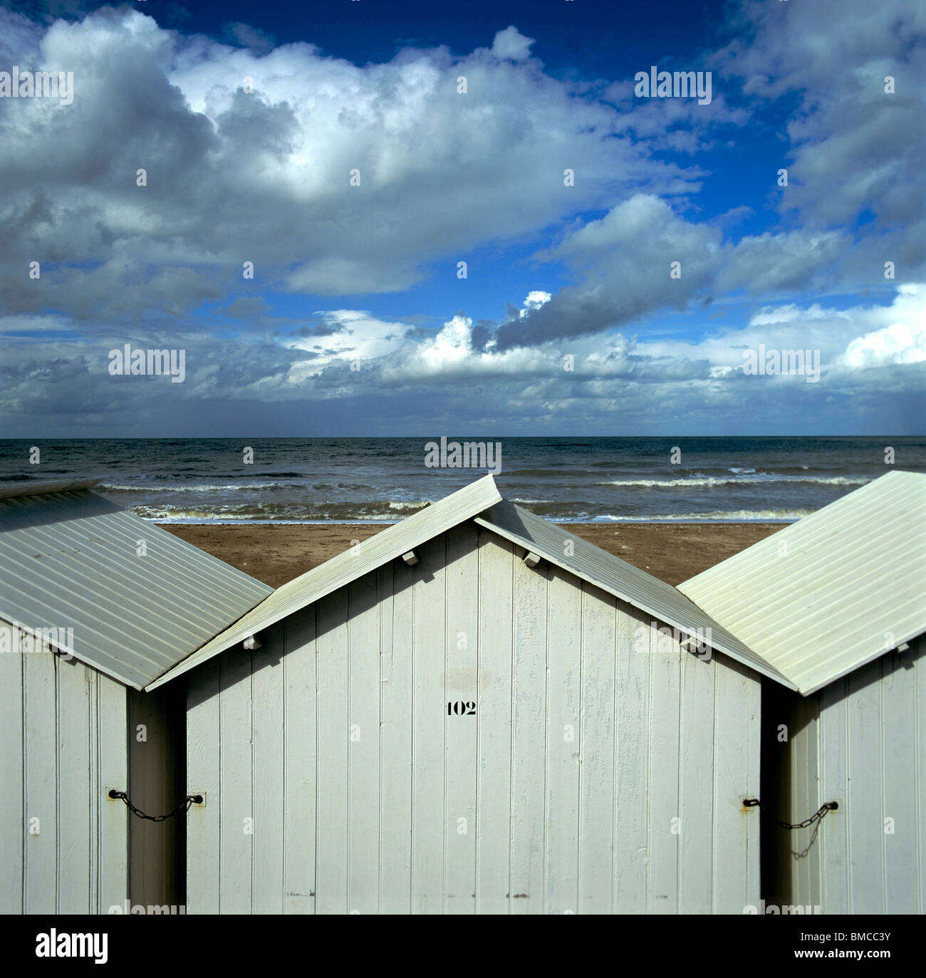 Ouistreham. Des cabanes de plage sous un ciel orageux. Calvados. Normandie. France Banque D'Images
