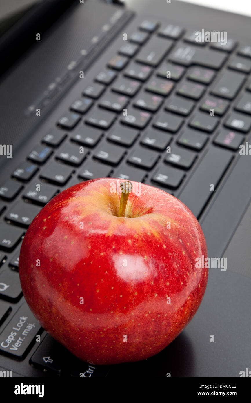 Clavier de l'ordinateur et red apple close up Banque D'Images