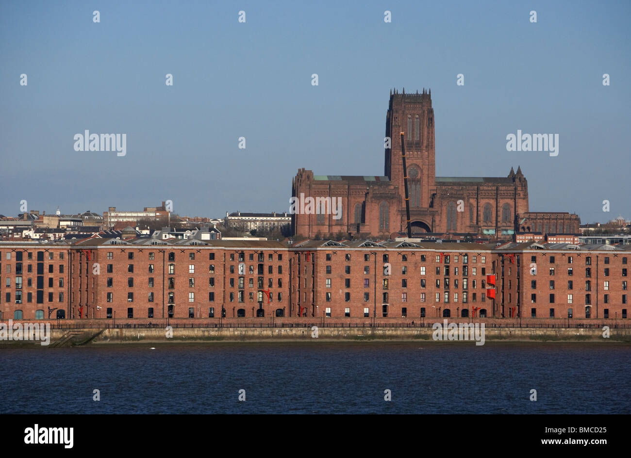 Anciens entrepôts sur liverpool waterfront rivage avec liverpool cathédrale anglicane de l'arrière-plan Merseyside England uk Banque D'Images