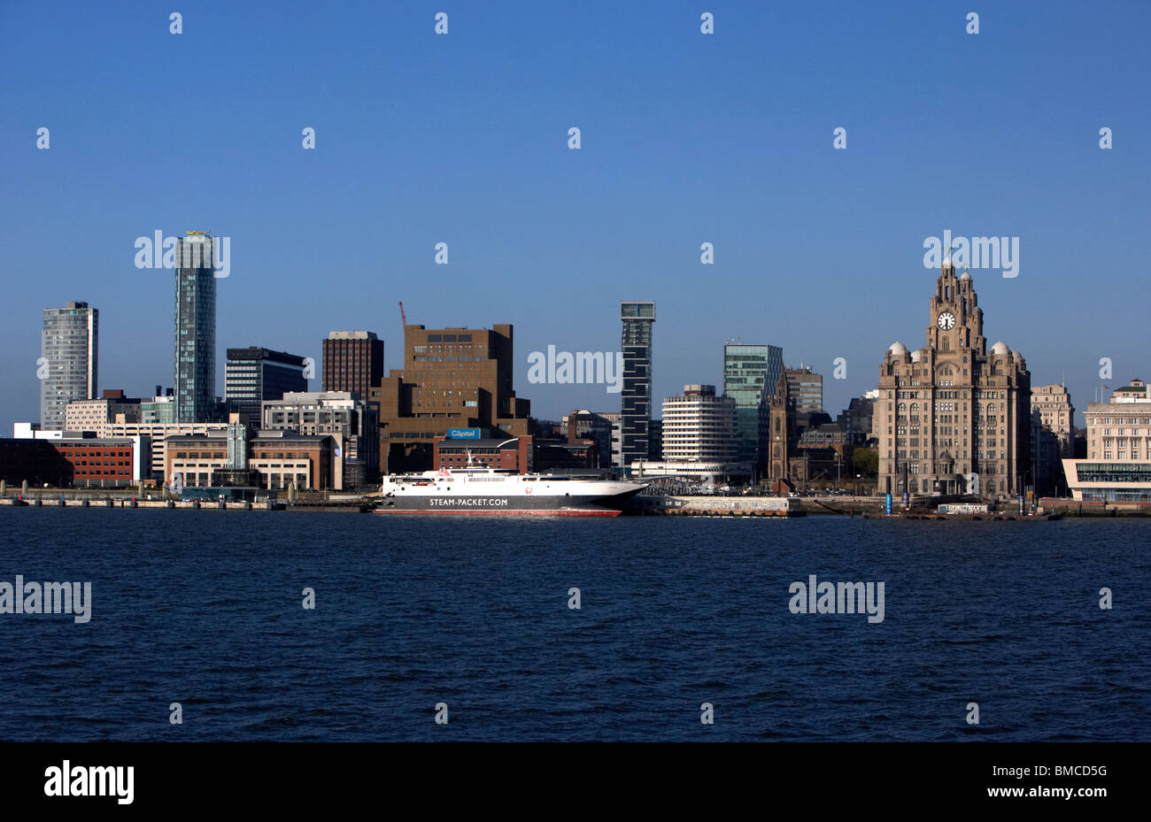 L'architecture ancienne et moderne sur la rive au bord de l'horizon de Liverpool Merseyside England uk Banque D'Images