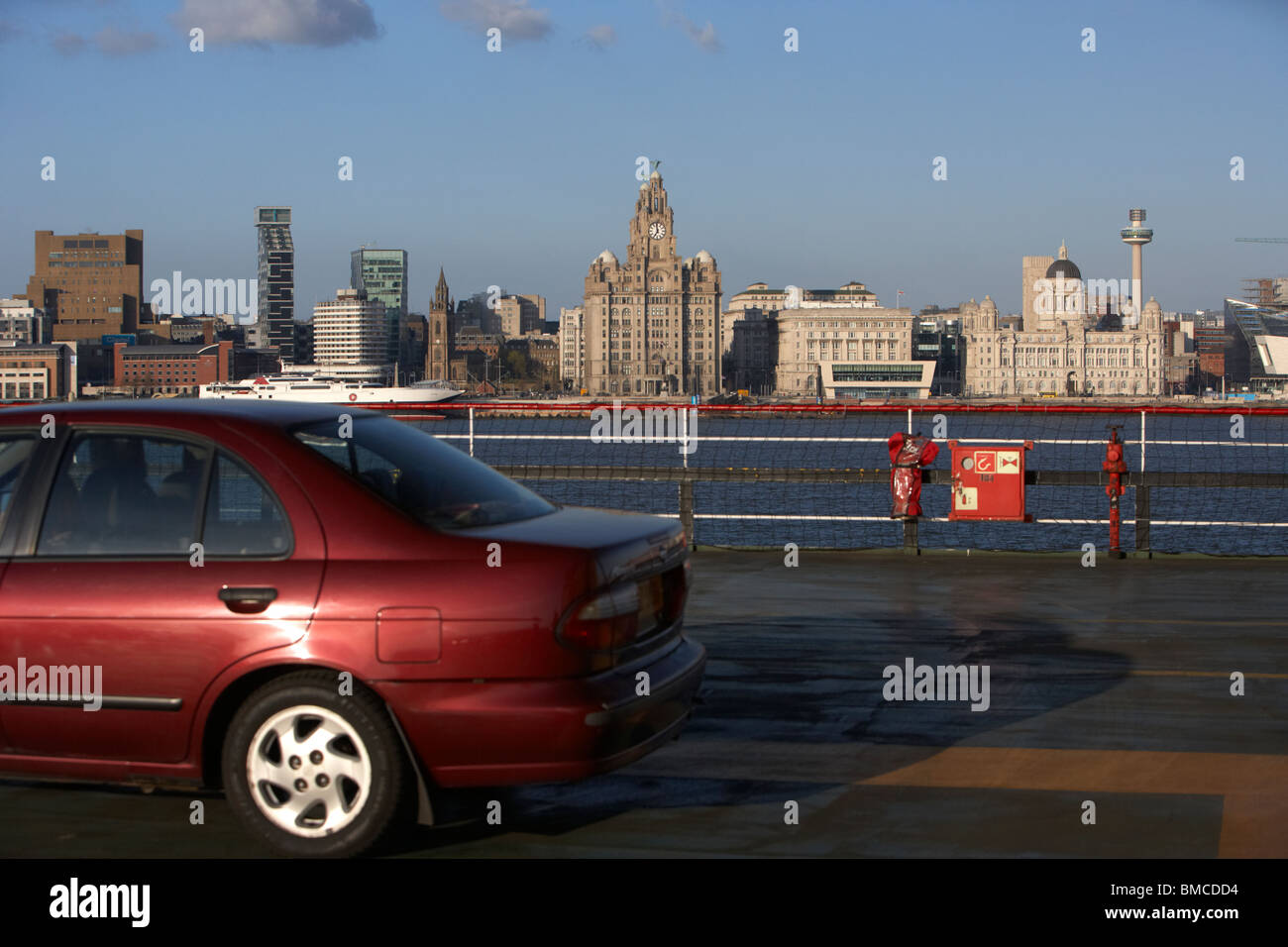 En arrivant en voiture, avec vue sur le front de mer de Liverpool Merseyside England uk du littoral Banque D'Images
