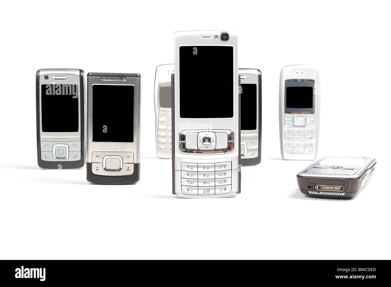 Téléphones mobiles sur fond blanc Banque D'Images