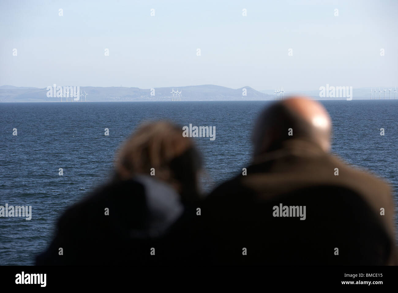 Couple on ferry passant banque Burbo parcs offshore au large de la côte de Wirral en mer d'Irlande Royaume-Uni merseyside Banque D'Images