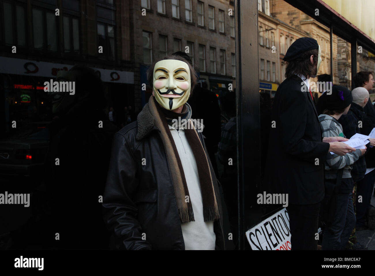 Manifestant Anti Scientologie portant un masque en v Banque D'Images