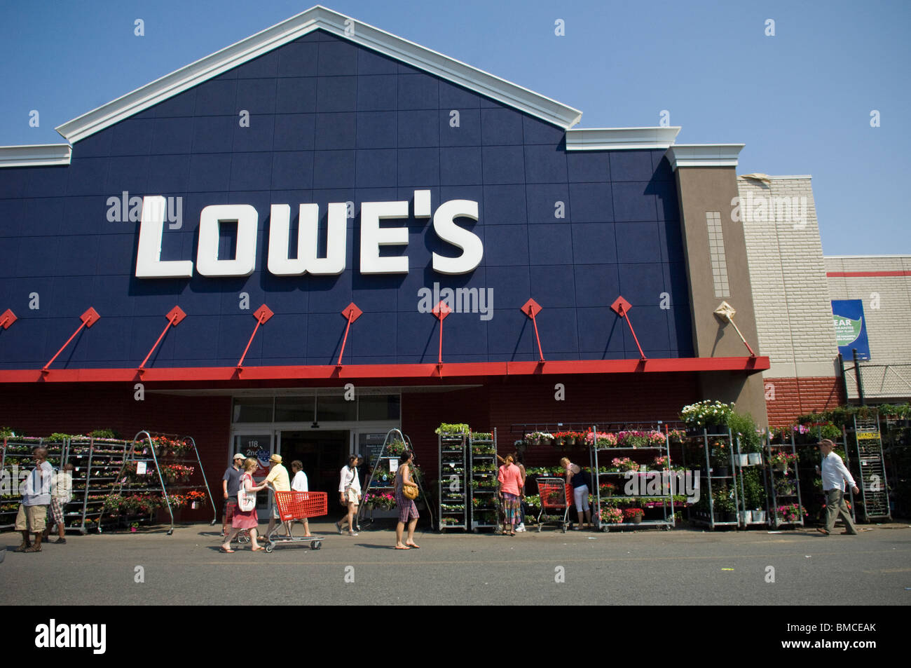 Les clients à faire leurs achats dans un magasin de bricolage Lowe's à Brooklyn à New York le lundi 31 mai 2010. (© Frances M. Roberts ) Banque D'Images