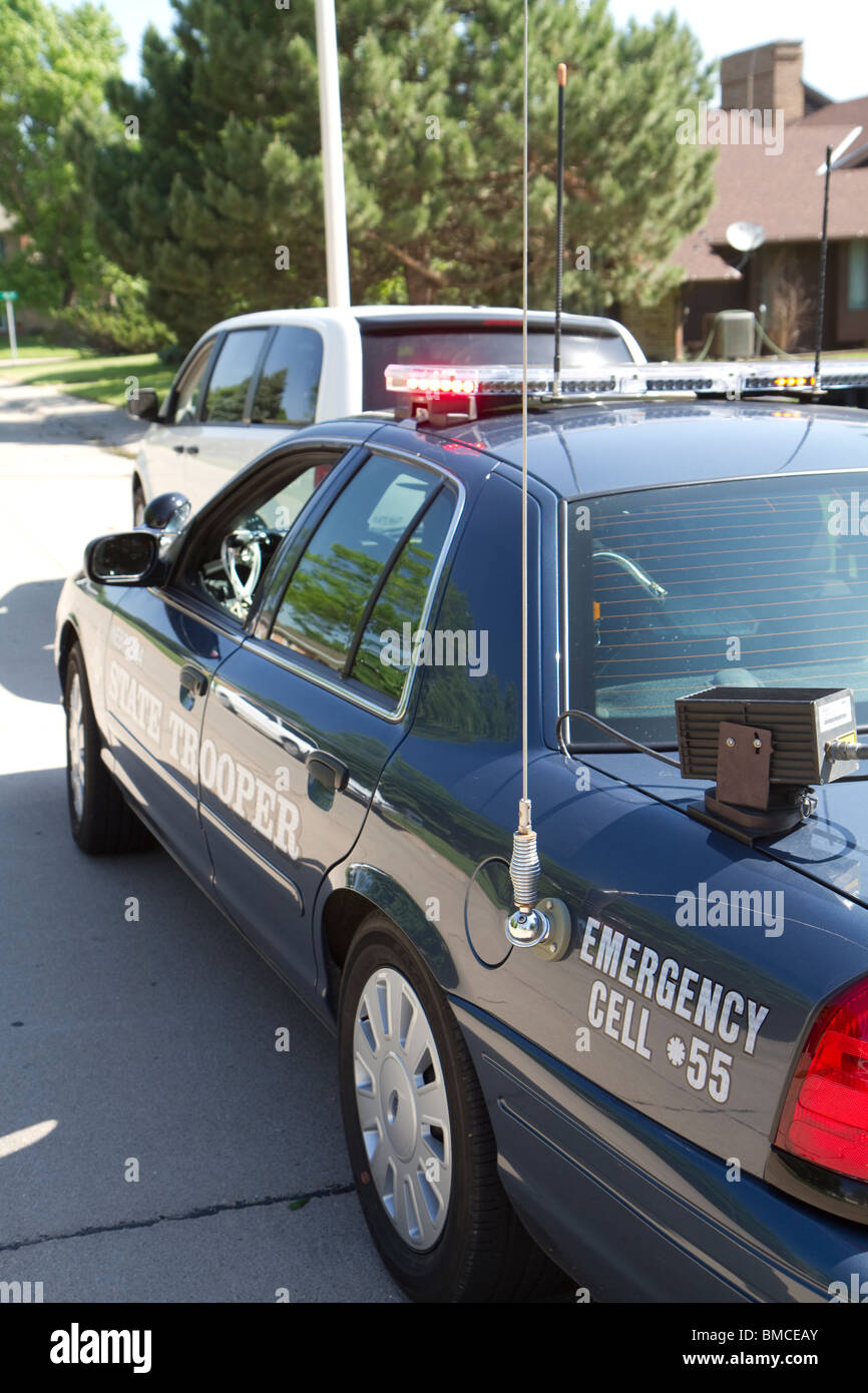 Arrêt du trafic, à l'aide d'un lecteur de plaque minéralogique, LPR, les Troopers permet d'obtenir instantanément une information sur le véhicule à l'arrêt State Police Banque D'Images