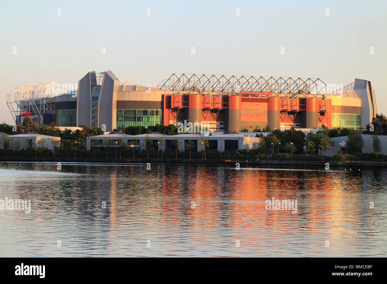 Vue d'une soirée du Club de football Manchester United Old Trafford, Manchester, Angleterre au sol Banque D'Images