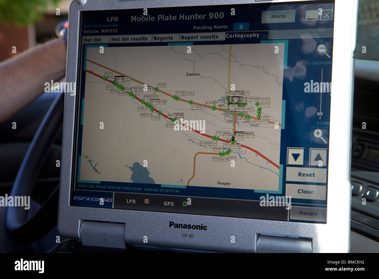 Écran de l'ordinateur montrant les emplacements GPS des plaques lire pendant le passage. Le système de lecteur de plaques, LPR. Banque D'Images