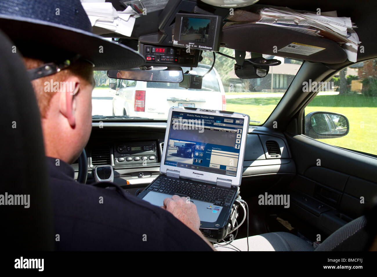 Nebraska State Trooper in cruiser pour lire la sortie d'un système de lecteur de plaques, LPR. Banque D'Images