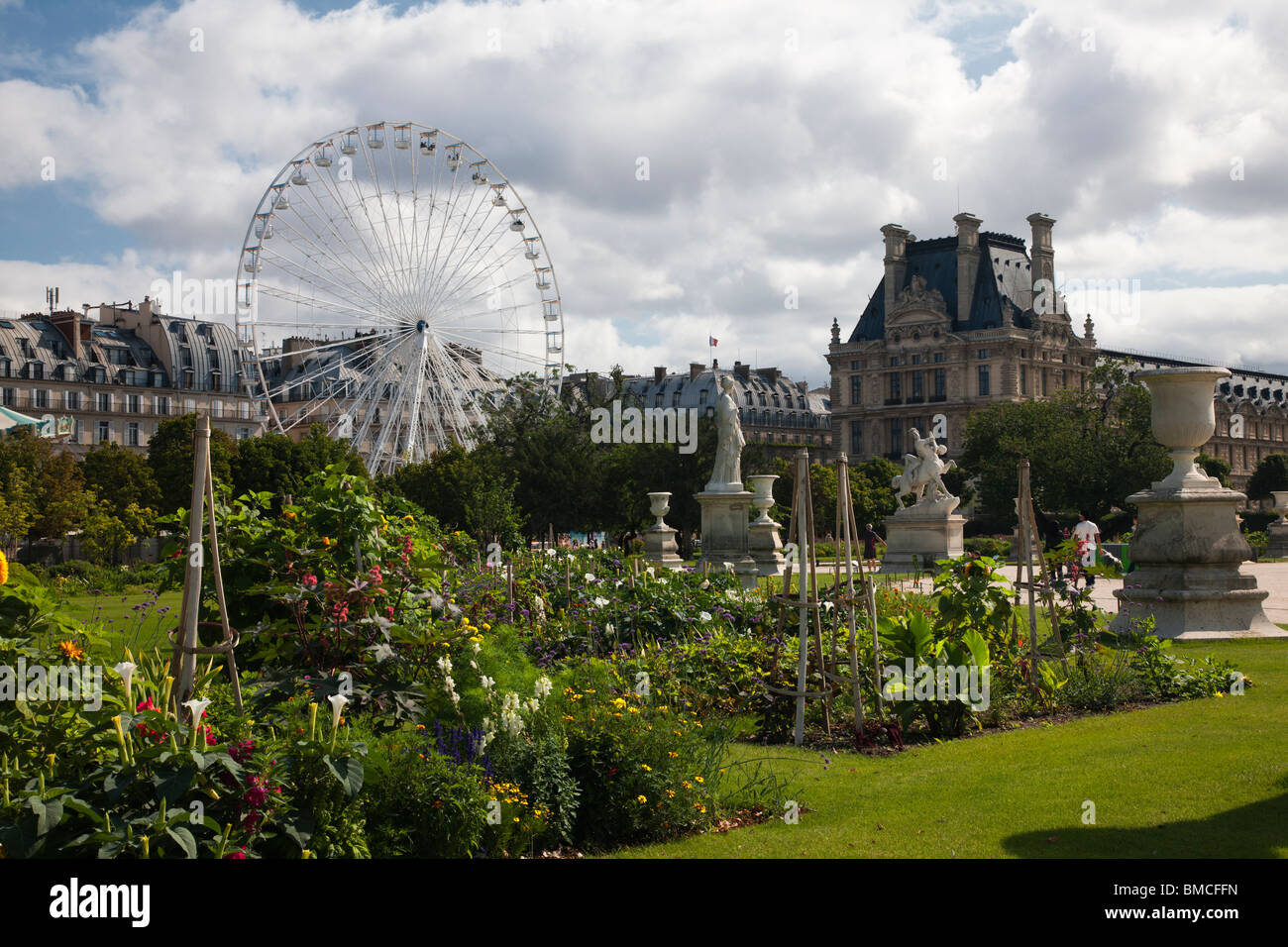 Carousel, sculptures fleurs colorées de jardin des Tuileries Musée Du Louvre Paris France été printemps aile Richelieu avant fond ciel lumineux lumière Banque D'Images