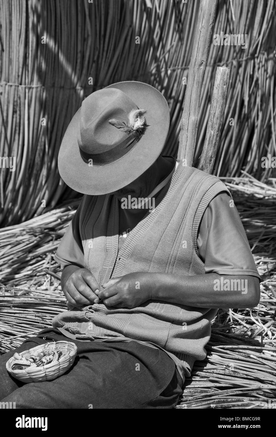 Travailleur de l'artisanat, l'île Uros, Lac Titicaca, Bolivie Banque D'Images