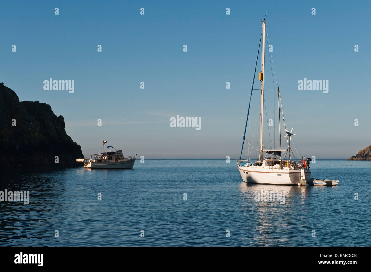 Un yacht sud à l'ancre dans le havre du sud au large de la réserve ornithologique de Skomer Island, au large de la côte du Pembrokeshire, Pays de Galles, Royaume-Uni Banque D'Images
