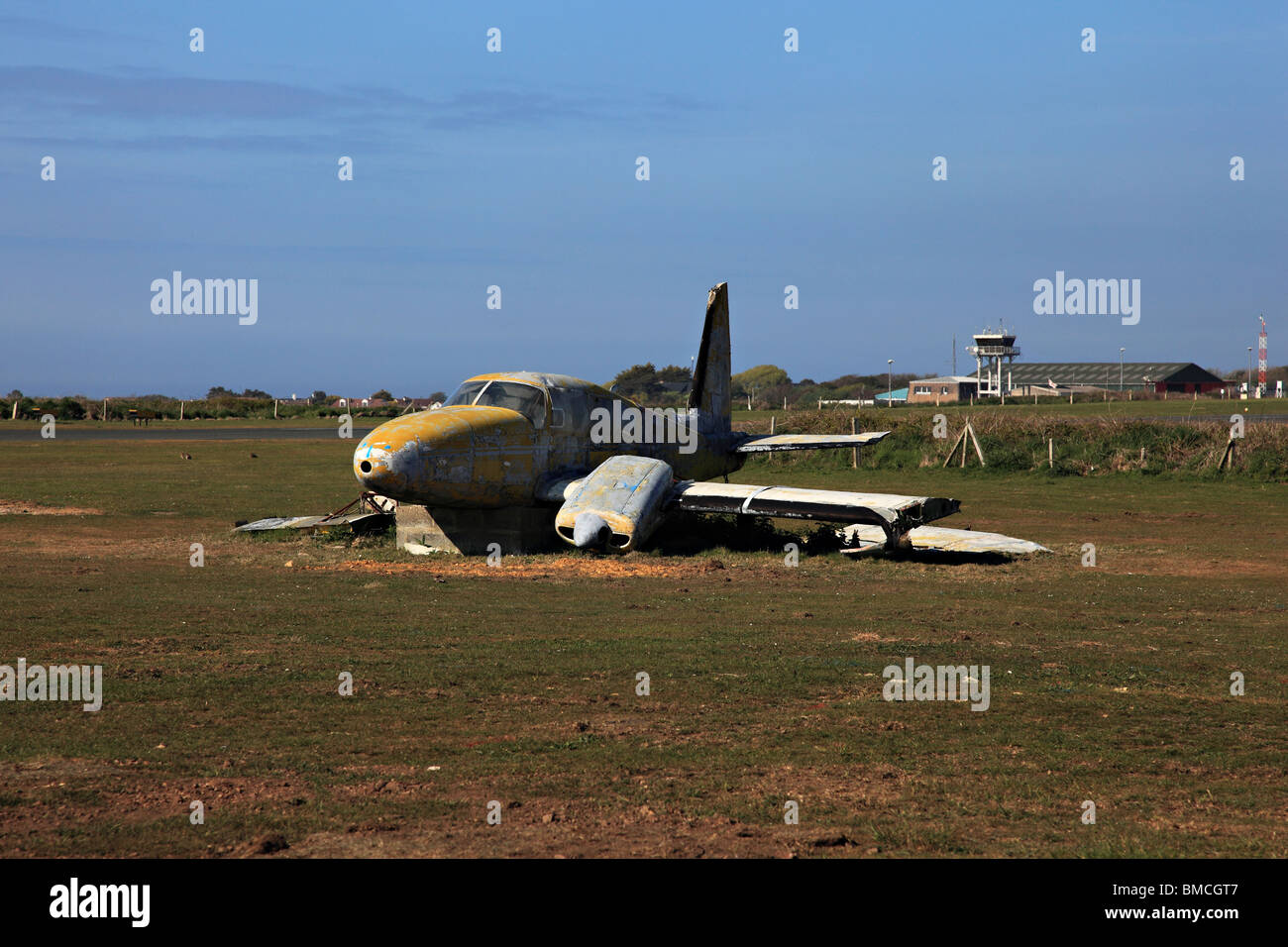 Ancien avion à l'aéroport d'Aurigny, Channel Island, United Kingdom Banque D'Images