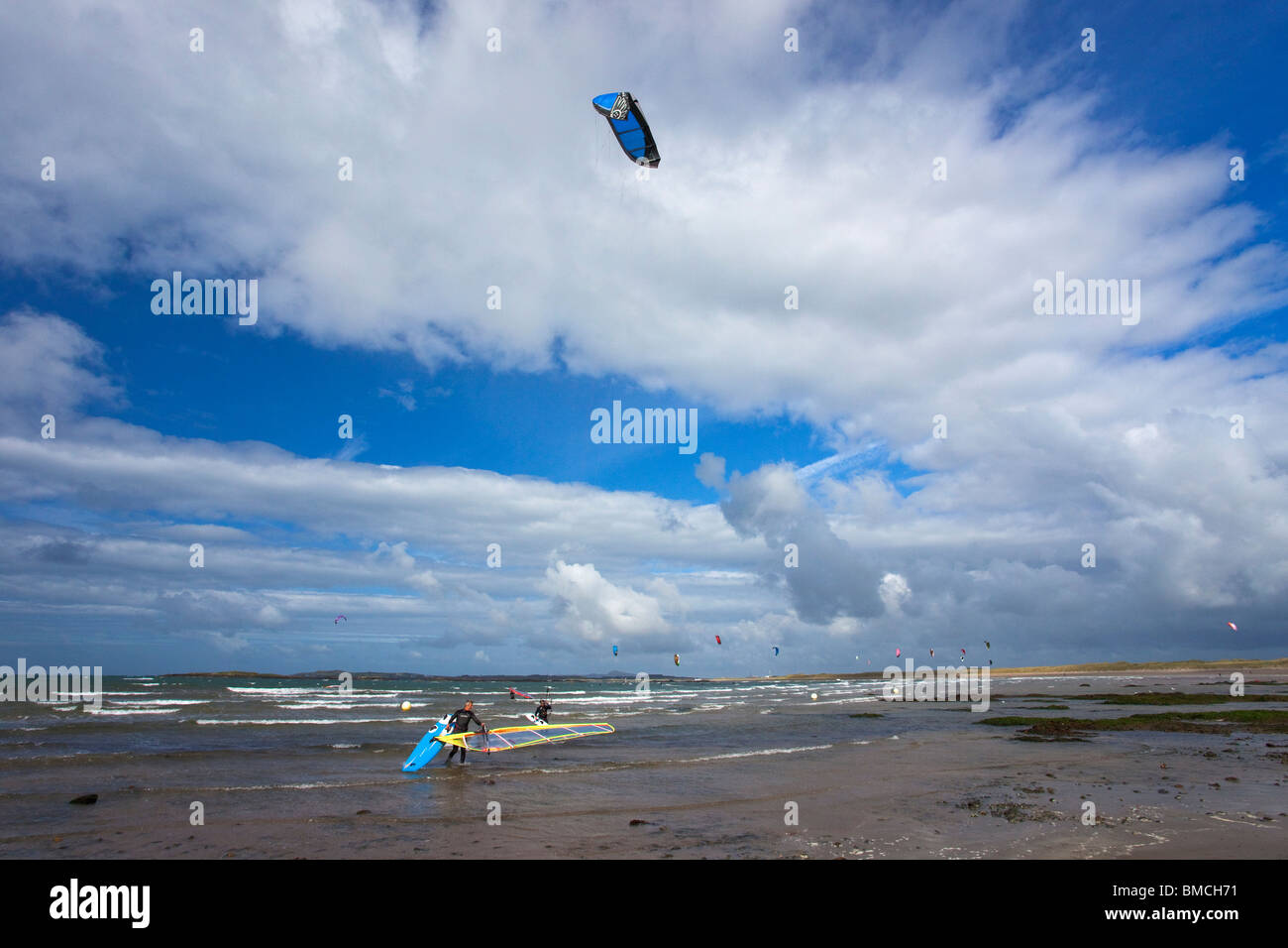 Conseil informatique plage avec kite-surf en été, Anglesey Gwynedd au Pays de Galles Cymru UK Royaume-Uni GB Grande-bretagne British Isles Banque D'Images