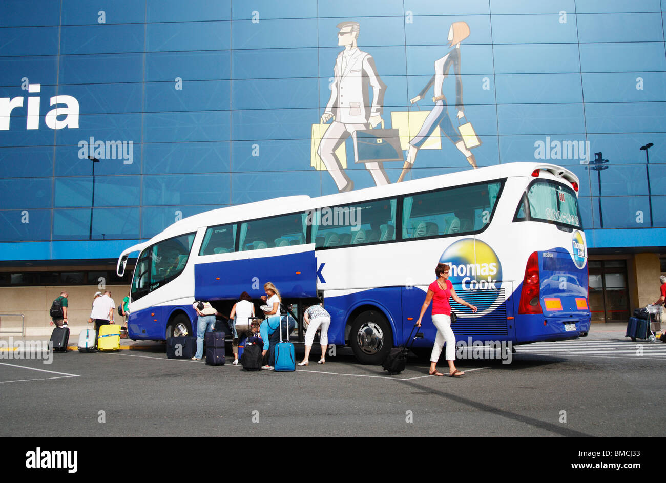 Les touristes britanniques la collecte assurance fromThomas coach Cook à l'aéroport de Gran Canaria, Îles Canaries, Espagne Banque D'Images