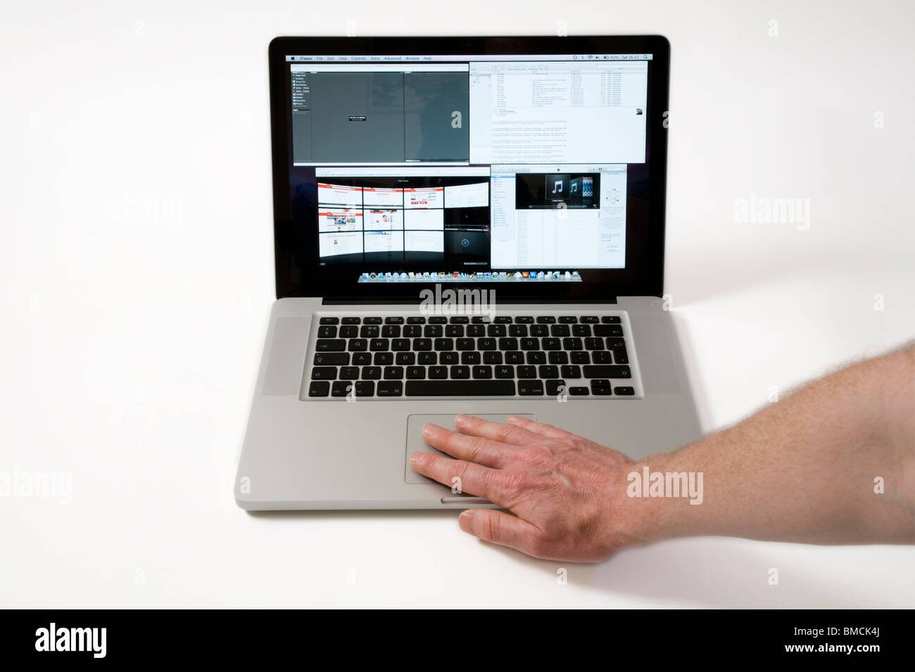 Pour les mains et les doigts se déplaçant à travers un iBook Macbook Pro / trackpad TrackPad avec fonction de défilement / pavé tactile sur un portable Apple / ordinateur portable Banque D'Images