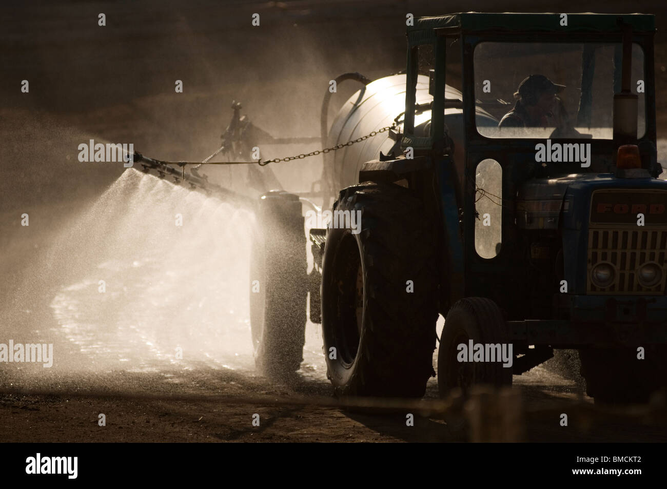 La pulvérisation de pesticides pesticides pulvérisation pulvérisateurs grandes cultures engrais engrais pulvérisations chimiques pulvérisés en tracteur de la terre Banque D'Images