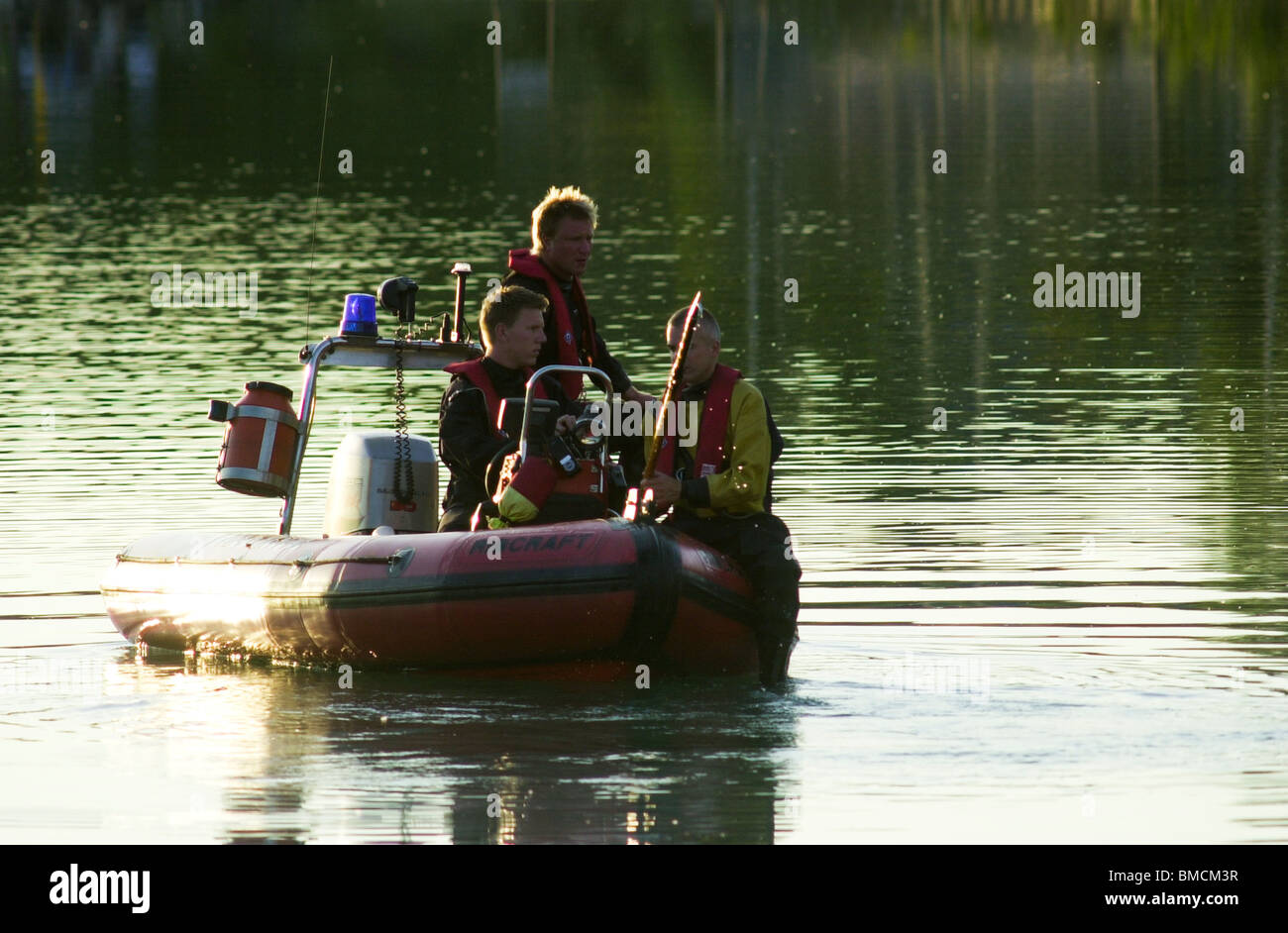 Une équipe de plongée de sauvetage et d'incendie recherche un homme noyé au célèbre Arlesey fosses, Arlesey, Bedfordshire, England, UK Banque D'Images