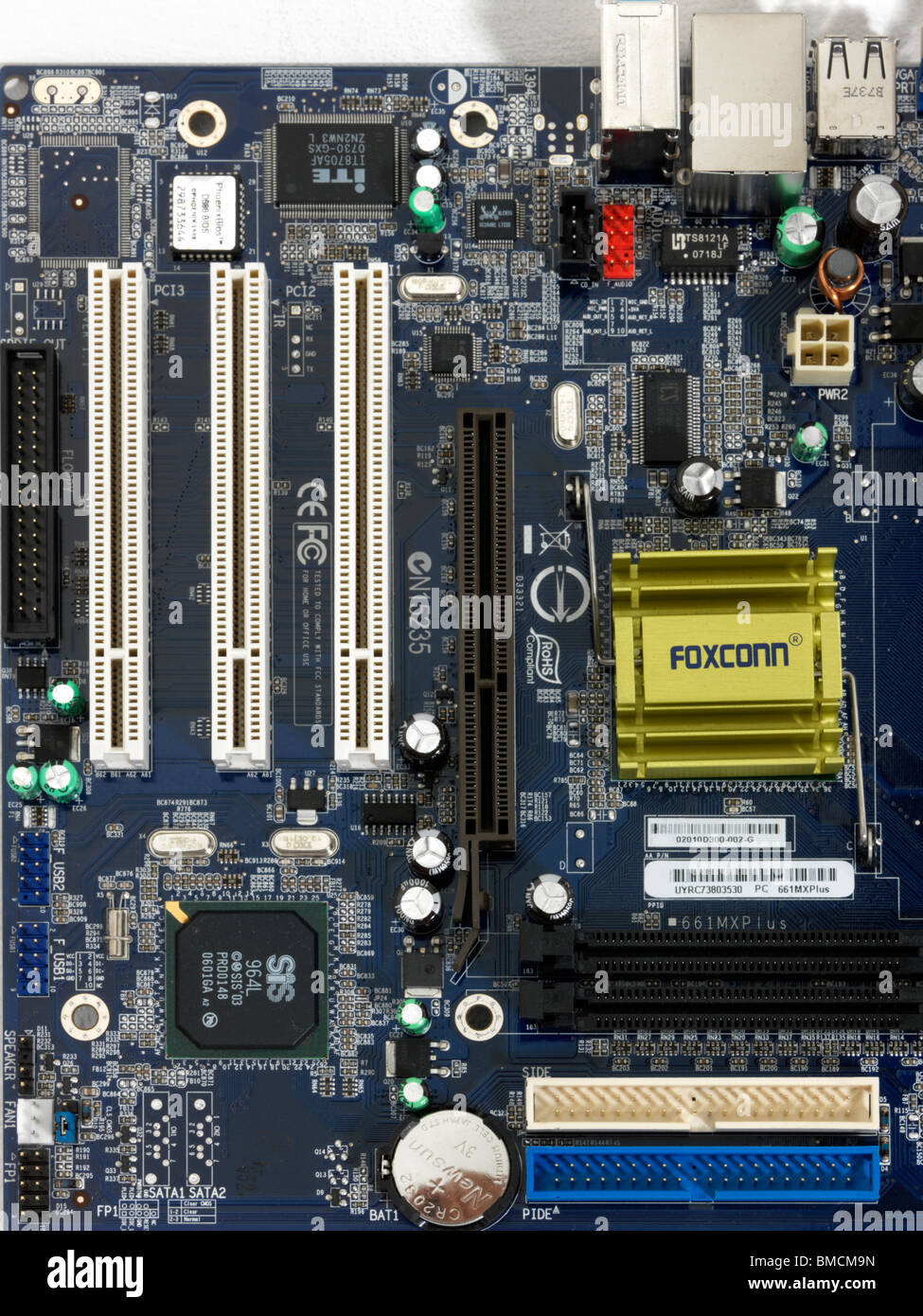 Les slots PCI et AGP sur une carte mère de PC Banque D'Images