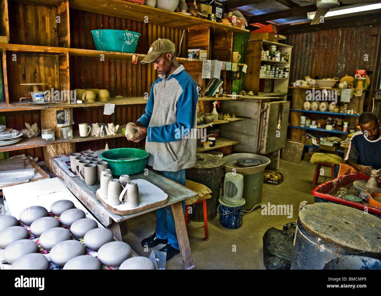 La poterie africaine artistes travaillant et affichage pour vendre de la poterie à la main dans leur atelier à Pilgrim's Rest, Afrique du Sud. Banque D'Images