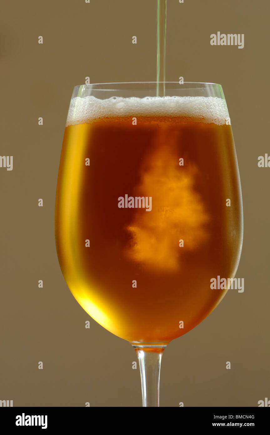 La bière est versé dans un verre Banque D'Images