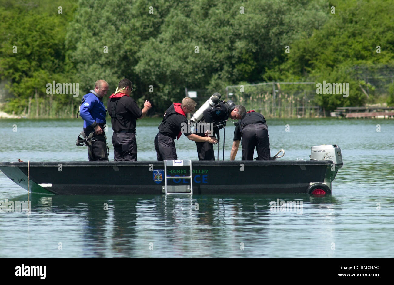 Une équipe de plongée de Thames Valley Police recherche un homme noyé au célèbre Arlesey fosses, Arlesey, Bedfordshire, England, UK Banque D'Images