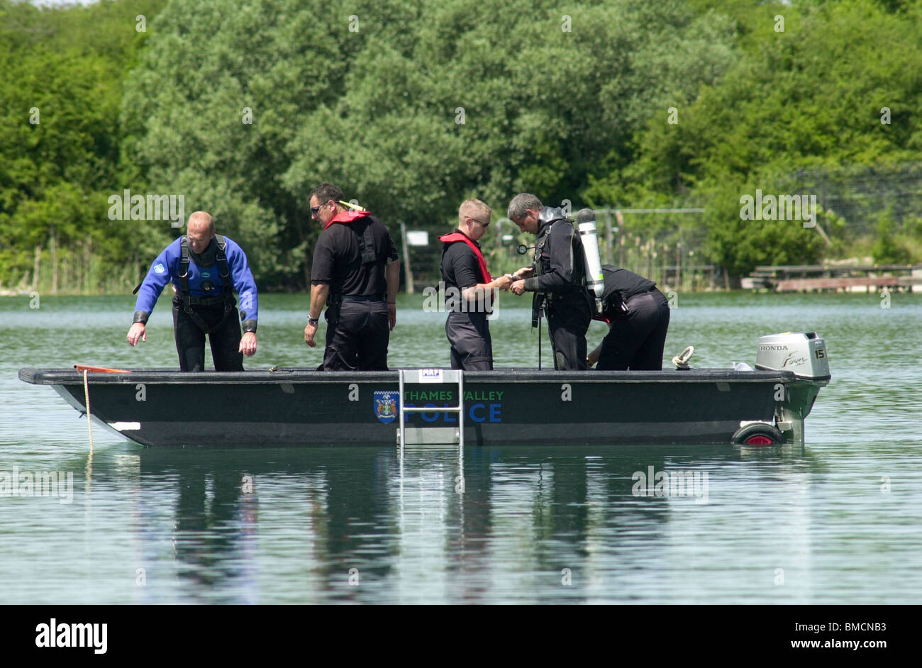 Une équipe de plongée de Thames Valley Police recherche un homme noyé au célèbre Arlesey fosses, Arlesey, Bedfordshire, England, UK Banque D'Images