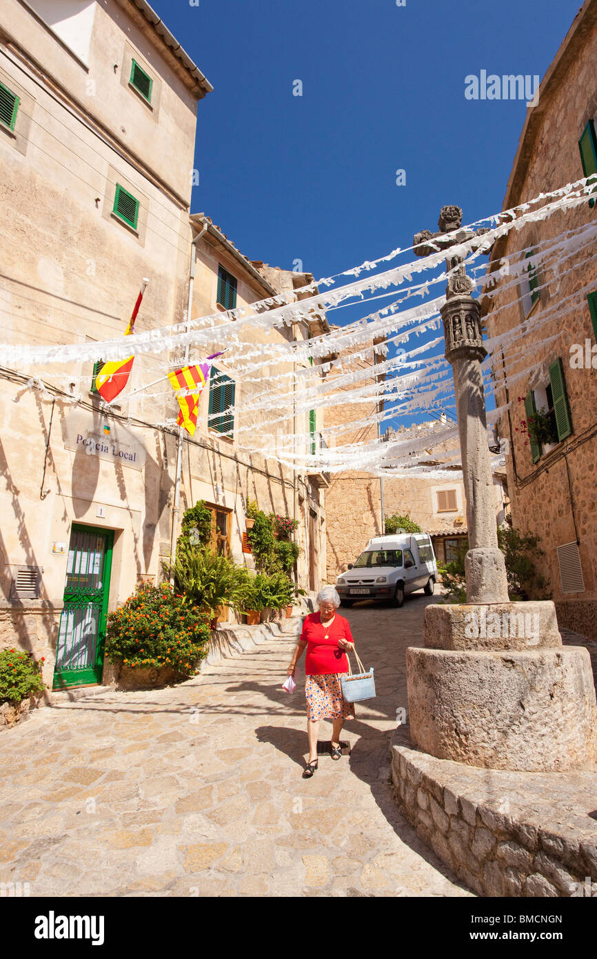 Parcourant la ville de Valldemossa Majorque Majorque Espagne en été Europe EU Banque D'Images