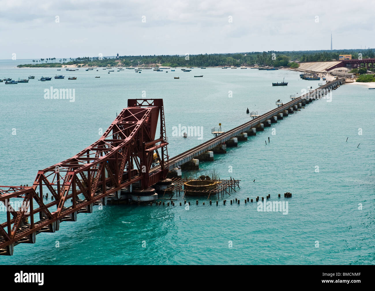 Île de Rameshwar relie la terre principale de l'Inde du Sud par 3.5km de long ponts routiers et ferroviaires au-dessus de la mer a été construit au début des années 1900. Banque D'Images