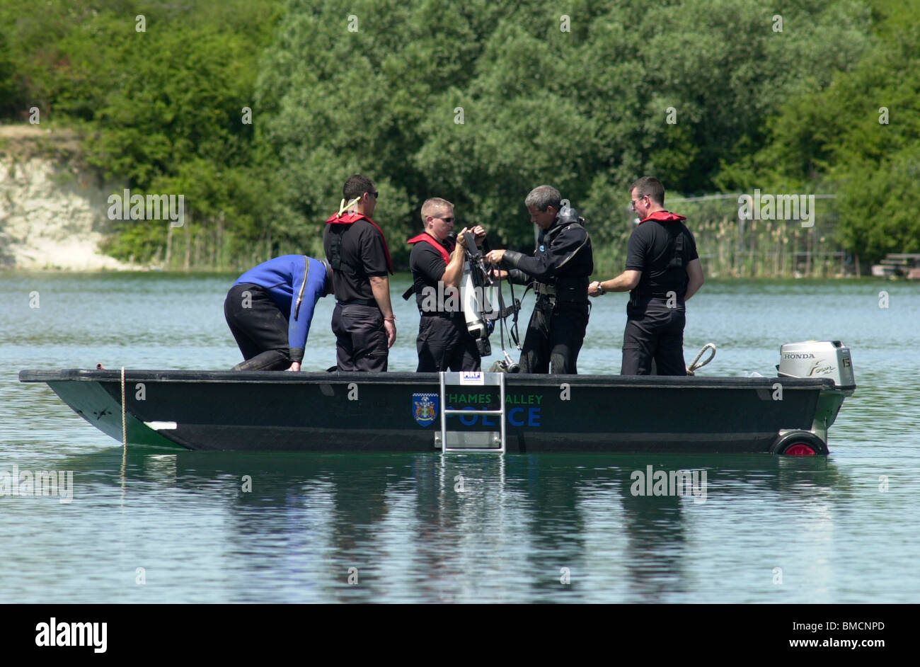 Une équipe de plongée de Thames Valley Police recherche un homme noyé au célèbre Arlesey fosses, Arlesey, Bedfordshire, England, UK Banque D'Images