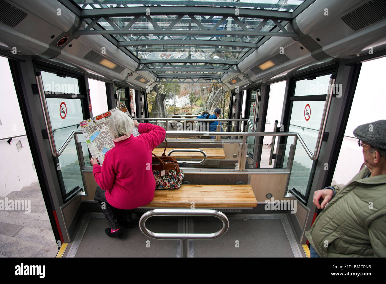 Femme lisant une carte des rues sur le funiculaire, au mont Floyen, Bergen, Norway, Scandinavia, Europe Banque D'Images