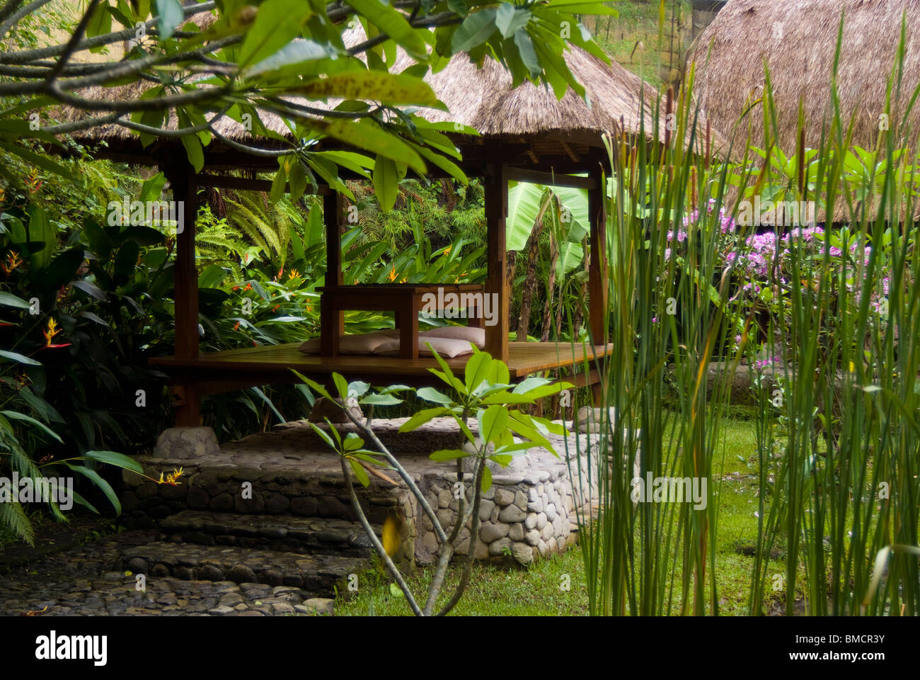 L'entrée du jardin de l'hôtel Tegal Sari dans le village d'Ubud sur l'île de Bali. Une belle et tranquille. Banque D'Images