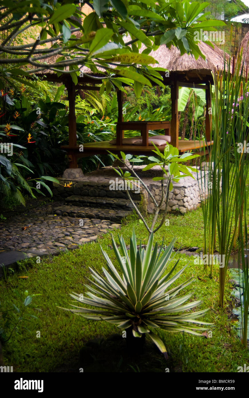 L'entrée du jardin de l'hôtel Tegal Sari dans le village d'Ubud sur l'île de Bali. Une belle et tranquille. Banque D'Images