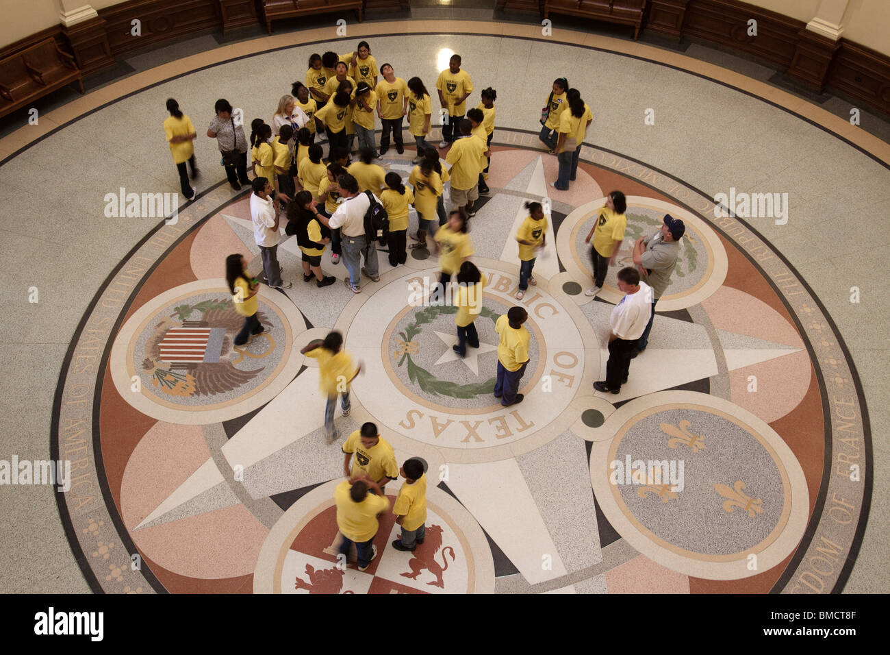 Les enfants de l'école sur Visite guidée du bâtiment du Capitole de l'état du Texas à Austin rotonde Banque D'Images