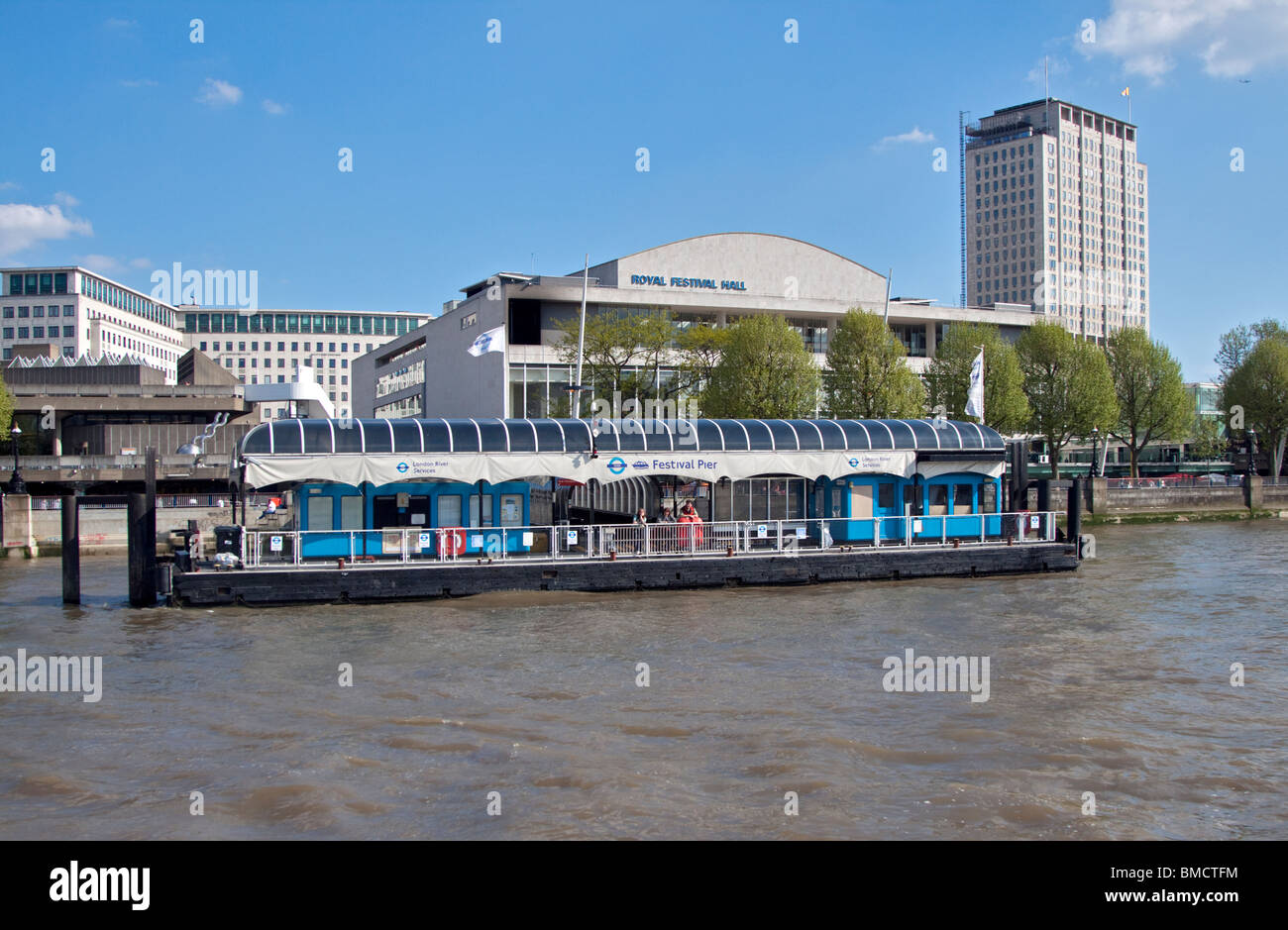 Royal Festival Hall et le Festival Pier, Tamise, Londres, Angleterre Banque D'Images