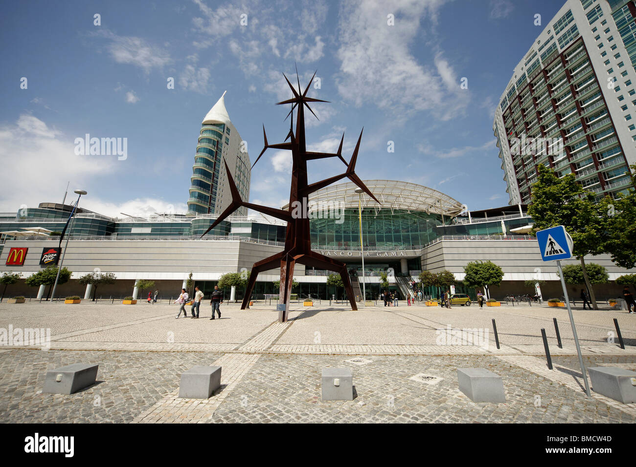 Sculpture Homem Sol - par l'artiste Jorge Vieira devant le centre commercial Vasco da Gama à Lisbonne, Portugal, Europe Banque D'Images