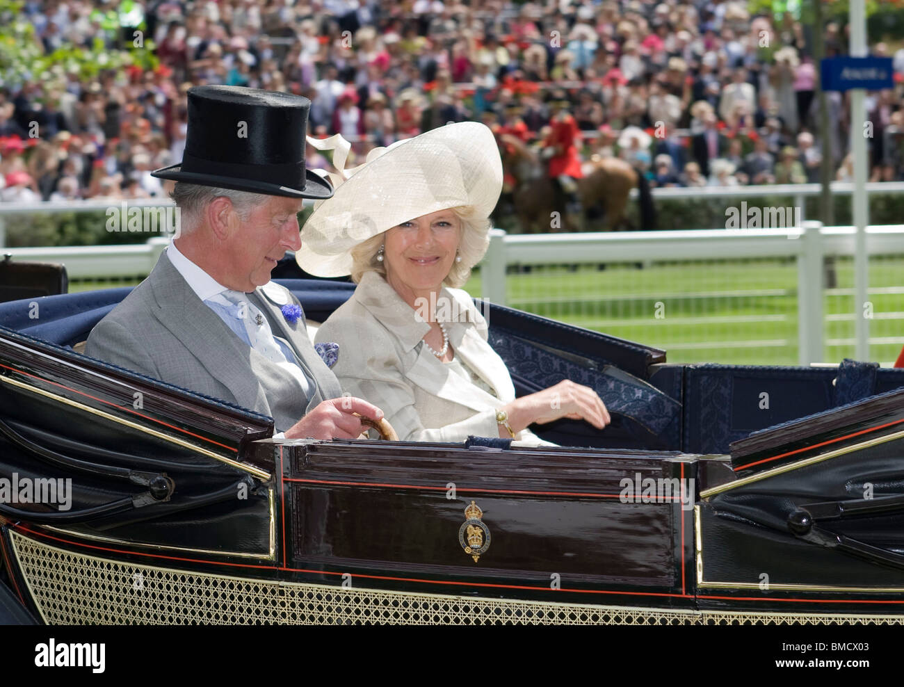 Le Prince Charles et Camilla duchesse de Cornouailles arrivent dans un chariot pour le Royal Ascot réunion de courses en 2009 Banque D'Images