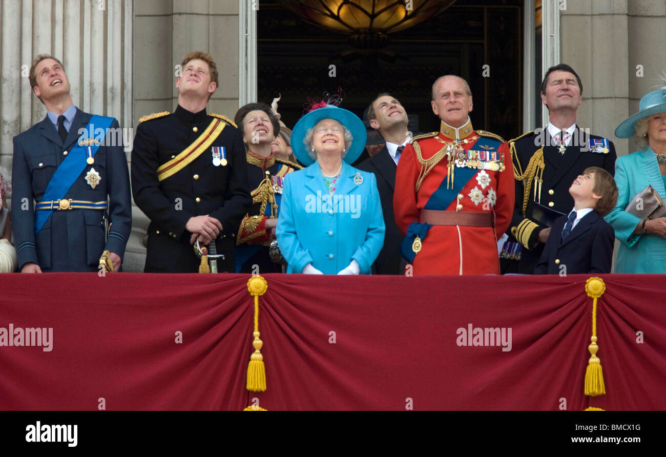 La Reine et les membres de la famille royale sur le balcon du palais de Buckingham pour assister à la Parade des couleurs et la Fly Past Banque D'Images