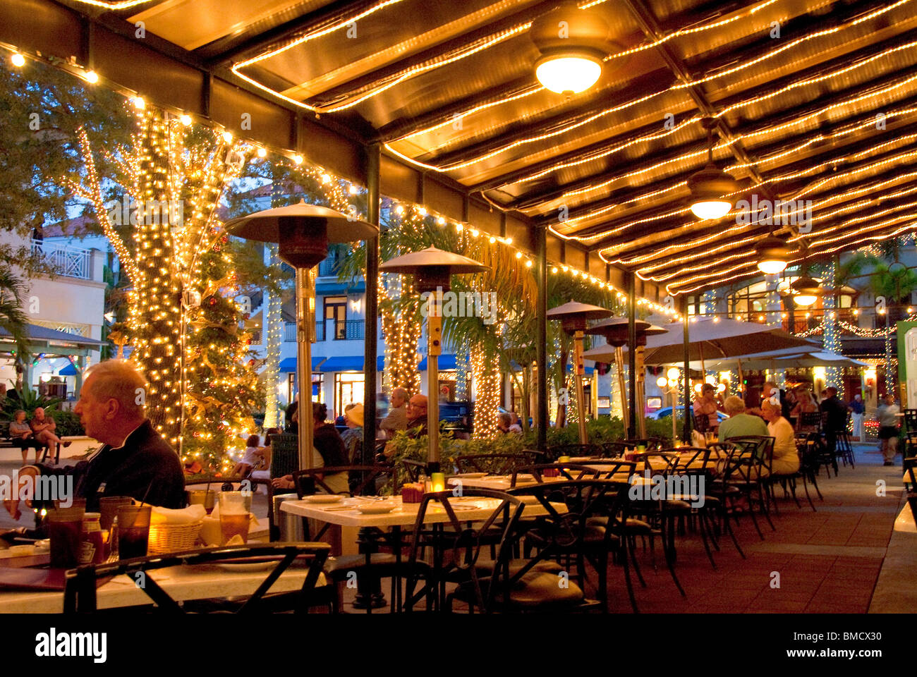 Restaurant Le Patio donnant sur une place sur la 5e Avenue Sud, au cours de fêtes de Noël à Naples, Florida, USA Banque D'Images