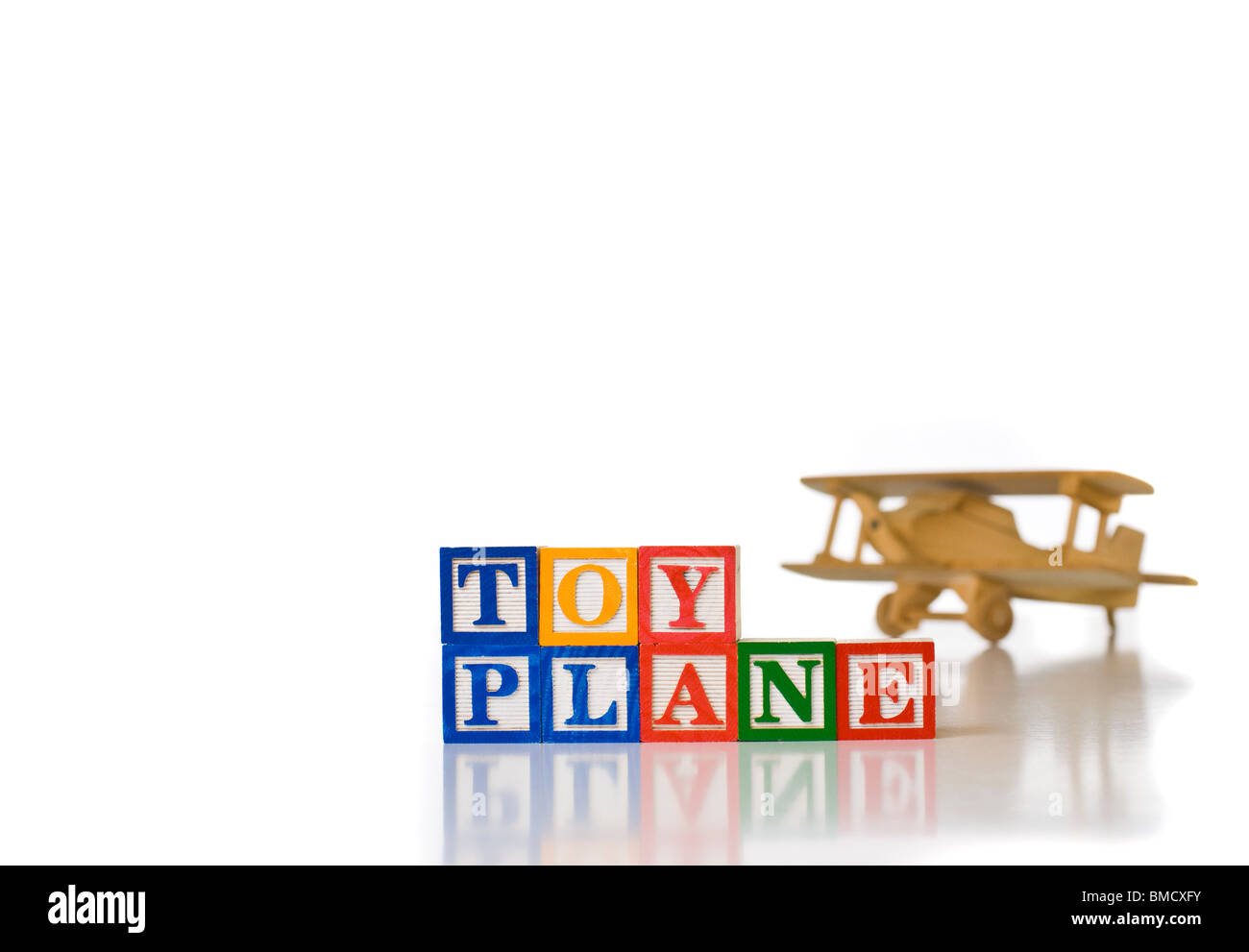 Enfants colorés blocks spelling TOY avion avec un jouet avion en bois Banque D'Images Enfants colorés blocks spelling TOY avion avec un jouet avion en bois Banque D'Images