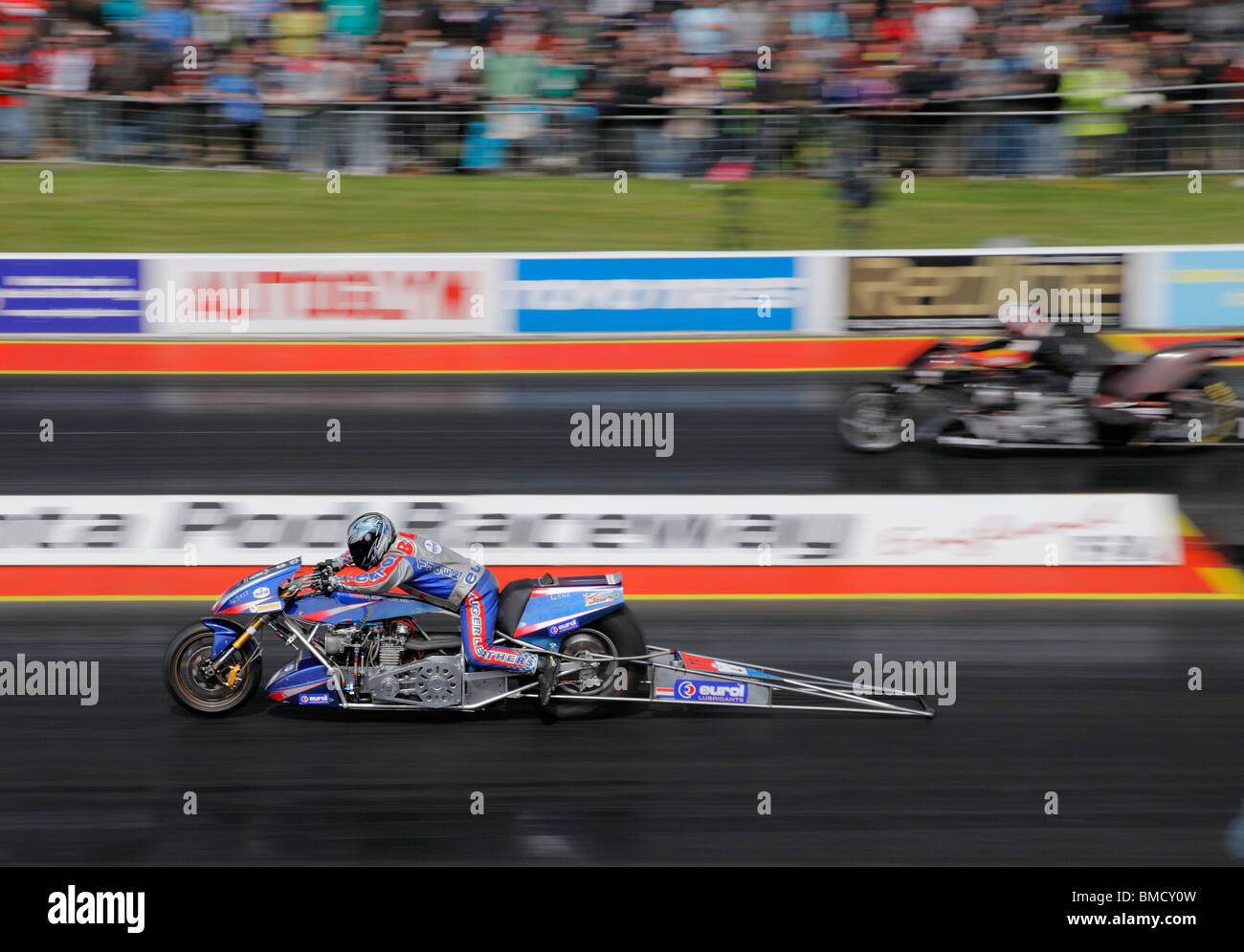 Top Fuel faites glisser des vélos à Santa Pod, monté par René van den Berg face visible, Kai Selkamaa loin côté. Banque D'Images