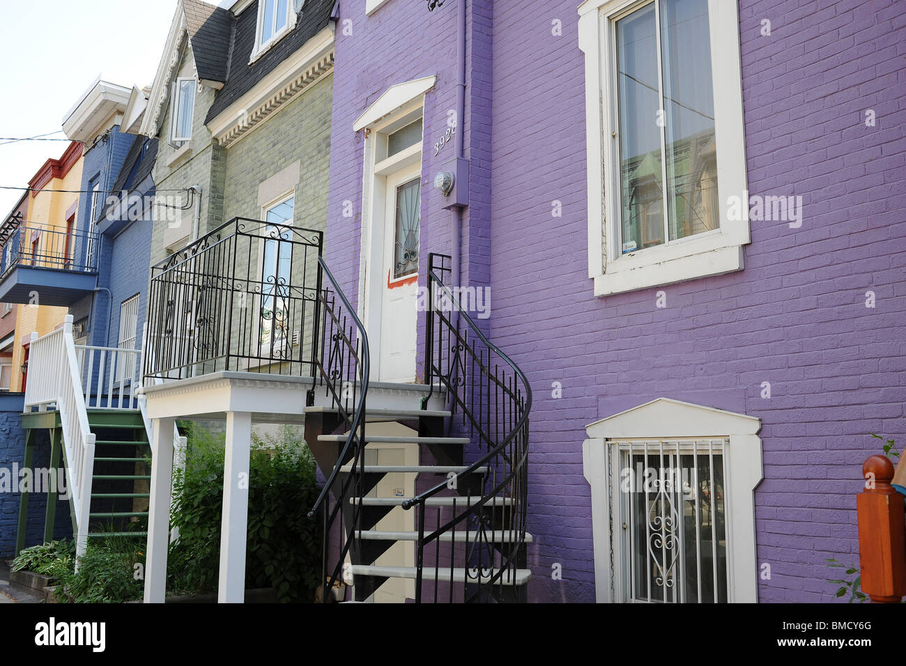 De belles maisons colorées dans les quartiers français de Montréal. Banque D'Images