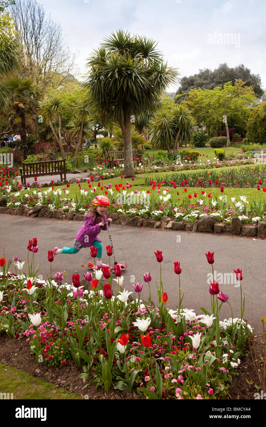 Royaume-uni, Angleterre, Devon, Dartmouth, avenue Royal Gardens, jeune fille sur scooter Banque D'Images