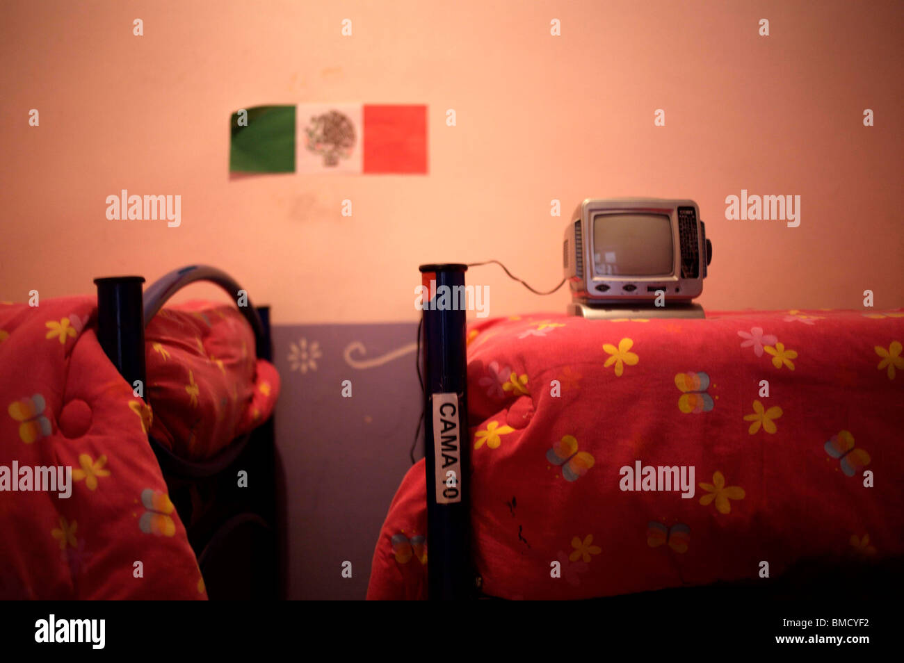 Un plat se pose sur un lit dans un abri pour des enfants souffrant d'exécuter par le clou de fondation dans la ville de Mexico. Banque D'Images Un plat se pose sur un lit dans un abri pour des enfants souffrant d'exécuter par le clou de fondation dans la ville de Mexico. Banque D'Images